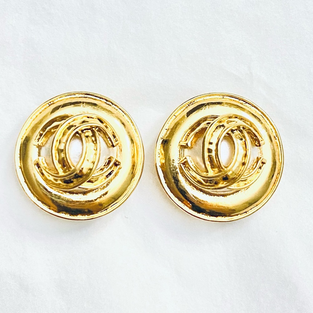 Beautiful Rare Chanel Vintage Clip On Earrings